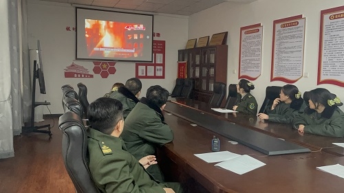 4组织观看消防警示教育片照片.JPG 4组织观看消防警示教育片照片.JPG