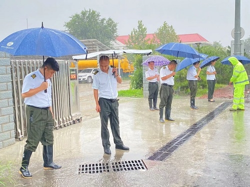 1白合收费站开展“雨中巡查”工作照片.jpg